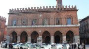 Schieramento di auto delle Polizie Locali lombarde in piazza del Comune