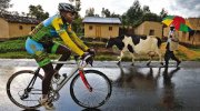 In sella dopo il temporale – Ruanda (photo credit Bruno Zanzottera - Parallelozero)