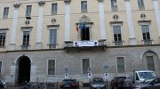 Altra immagine dello striscione posto sulla facciata di Palazzo Ala Ponzone