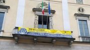 striscione appeso sulla balconata di Palazzo Ala Ponzone