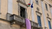 Il drappo lilla apposto al balcone di Palazzo Ala Ponzone di corso Vittorio Emanuele II