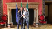 Stretta di mano tra il sindaco Andrea Virgilio e il predecessore Gianluca Galimberti