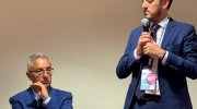 Intervento dell'assessore al Turismo Luca Burgazzi in piedi a destra