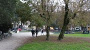 Gli agenti della Polizia Locale di pattuglia ai giardini di piazza Roma