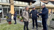 Sindaco e assessori all'esterno del Centro sociale AUP al quartiere Zaist