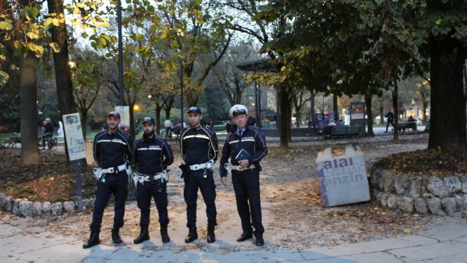 Gli agenti della Polizia Locale di pattuglia ai giardini di piazza Roma