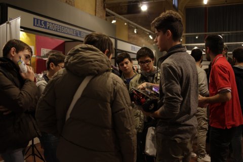 Ragazzi che affollano gli stand in S. Maria della Pietà