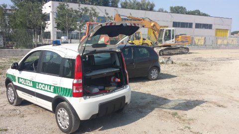 Auto della Polizia Locale al cantiere della Ecoplant