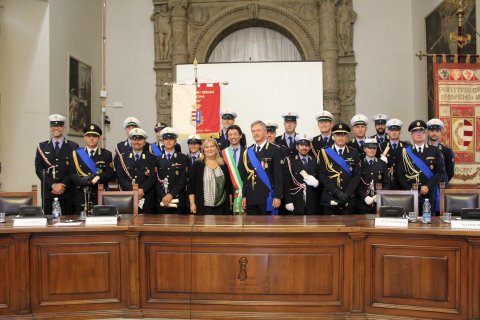 Foto di gruppo con tutti gli agenti premiati