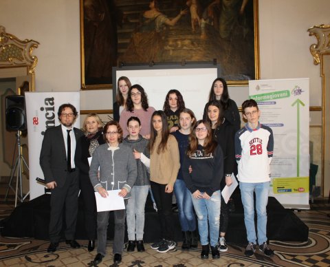 Gruppo di insegnanti e studenti premiati