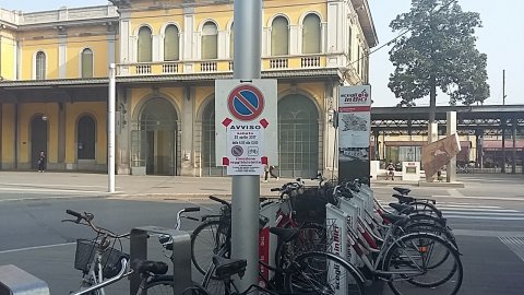 Segnaletica alla stazione per il Repulisti day