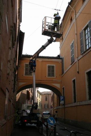 Posizionamento nuovo apparecchio illuminante in via Araldi Erizzo