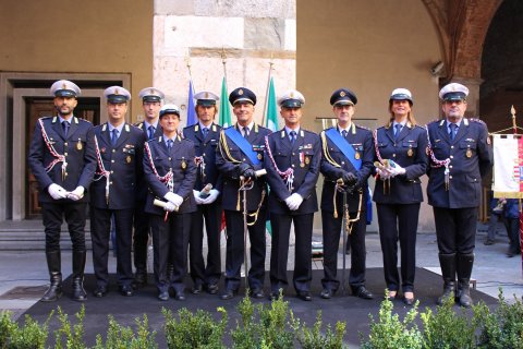 Foto di gruppo degli agenti premiati