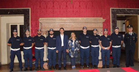 Foto di gruppo in Sala Giunta con i nuovi agenti della Polizia Locale