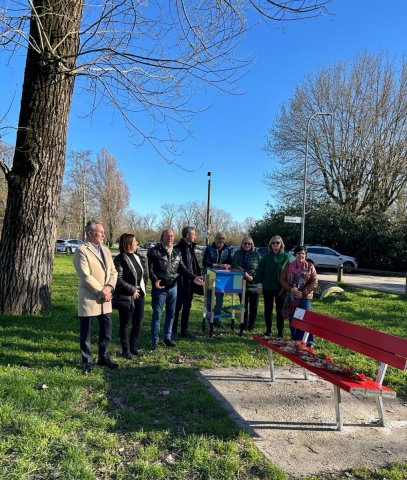 Panchina rossa al nuovo "Parco delle Donne"