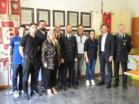 Foto di gruppo con i nuovi agenti ed ufficiali della Polizia Locale