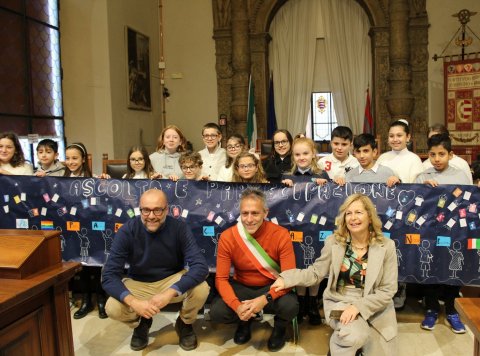 In prima fila, da sinistra l'assessore Paolo Carletti, il sindaco Virgilio, l'assessore  Roberta Mozzi e alle spalle bambini delle scuole primarie cittadine