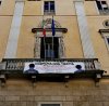 Lo stricione posto sul balcone di Palazzo Ala Ponzone in corso Vittorio Emanuele II